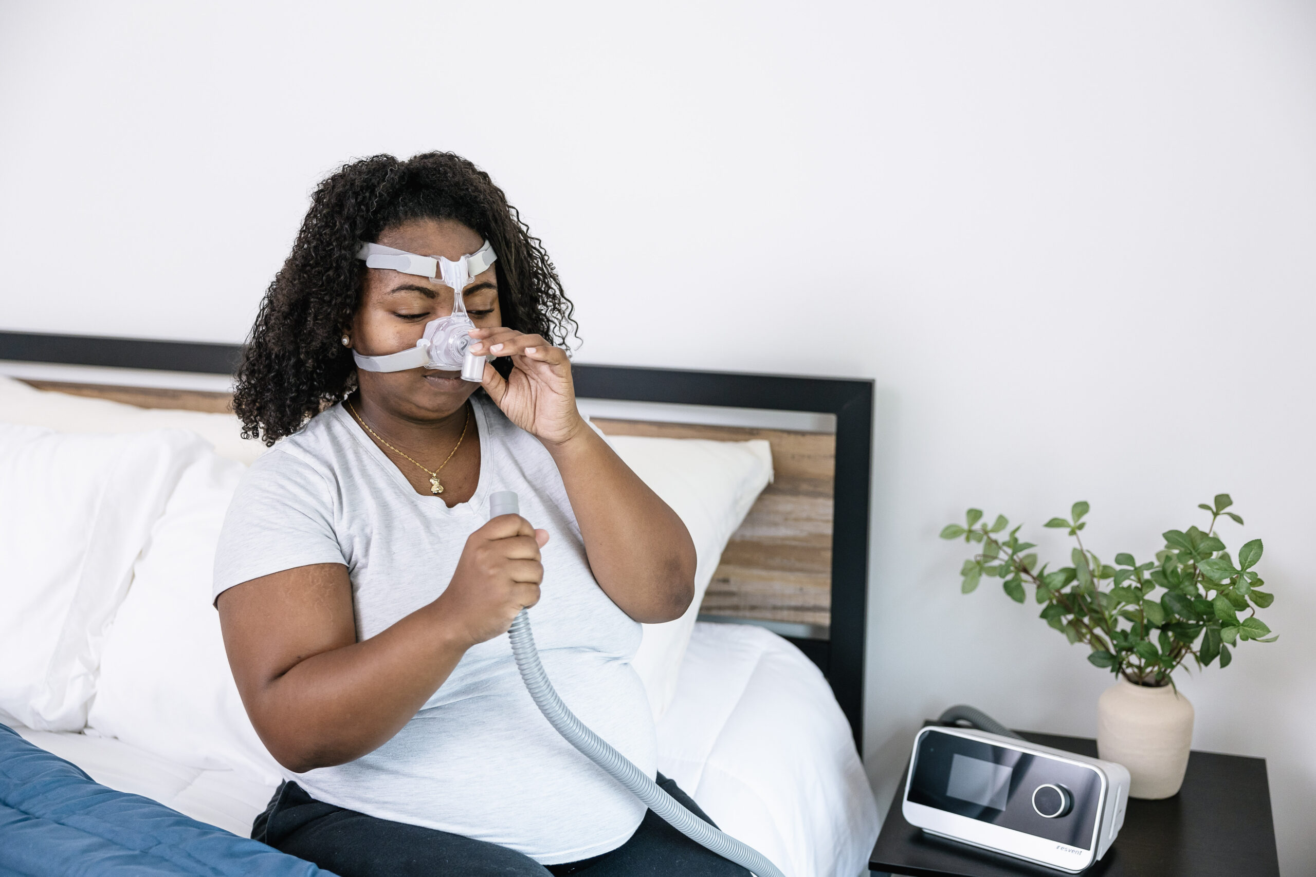 woman connecting cpap mask