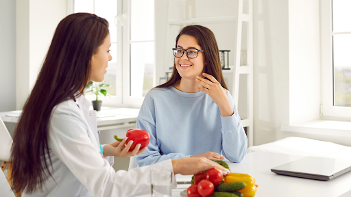 A medical nutrition therapist talking to a patient.